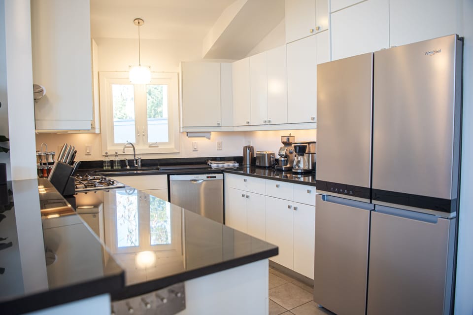 Well equipped kitchen with coffee station