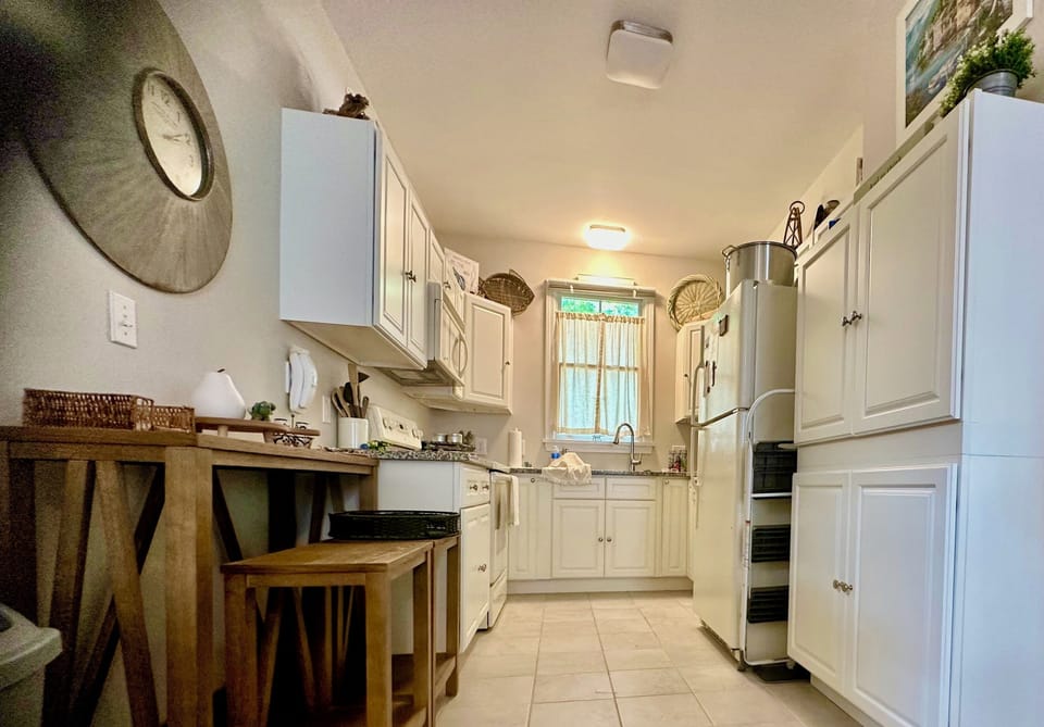 Full-size, fully equipped kitchen w/ Dining for two