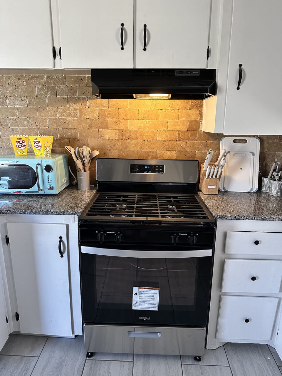 kitchen stove/oven
