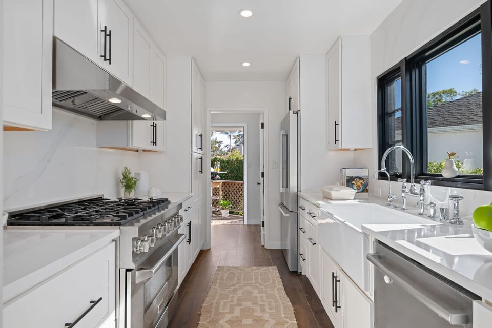 High end appliances and lots of counters pace
