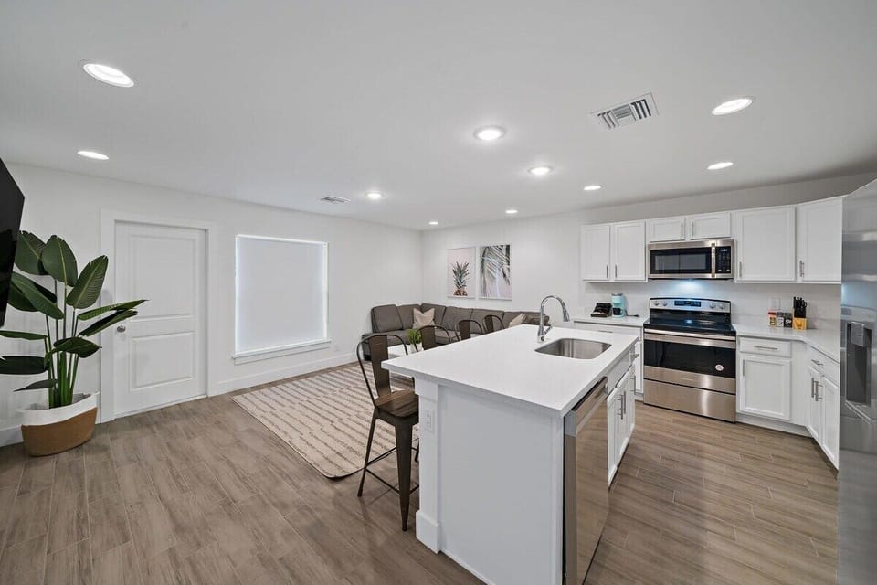 Fully stocked kitchen w/ coffee and essentials