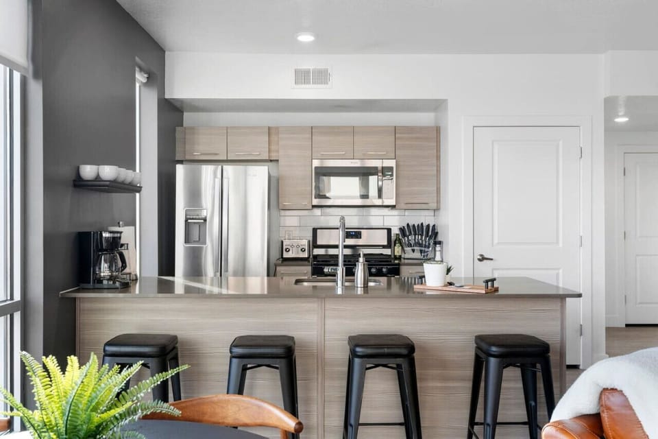 Fuel-up with free organic coffee & tea and a fully equipped kitchen.