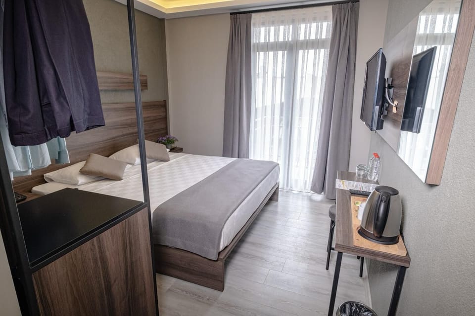 Deluxe Room | Minibar, free WiFi, bed sheets