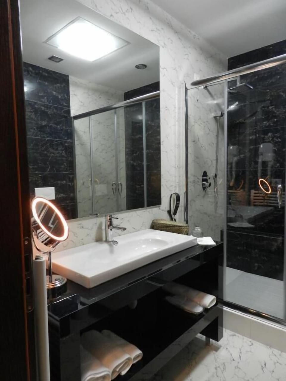 Standard Double Room, Accessible | Bathroom | Shower, rainfall showerhead, free toiletries, hair dryer