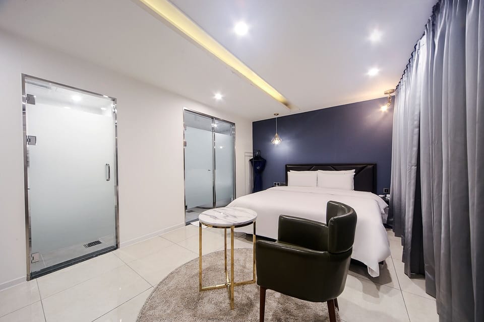 Deluxe Room | Desk, blackout drapes, soundproofing, iron/ironing board