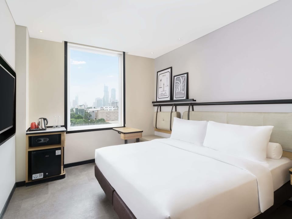 Standard Room, 1 Double Bed | In-room safe, desk, soundproofing, WiFi (free)