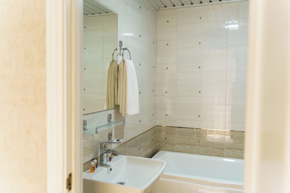 Basic Twin Room | Bathroom | Deep soaking tub, free toiletries, hair dryer, bathrobes