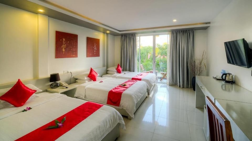 Deluxe Triple Room, Multiple Beds | Desk, free WiFi, bed sheets