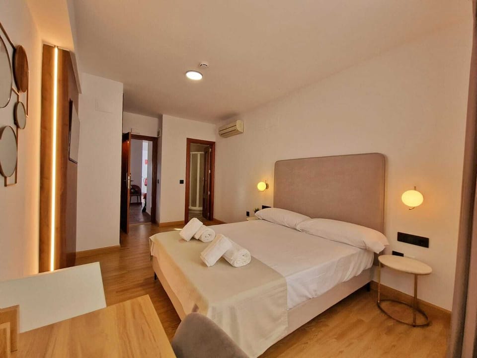 Deluxe Double Room | Egyptian cotton sheets, premium bedding, down comforters