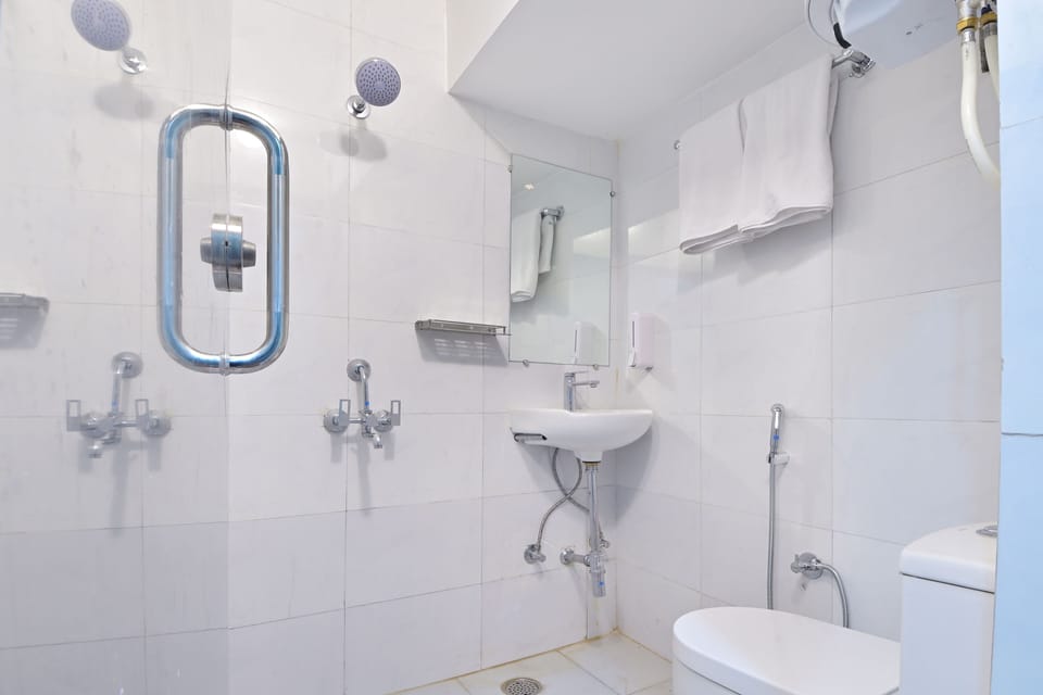 Deluxe Double Room | Bathroom | Rainfall showerhead, slippers, towels