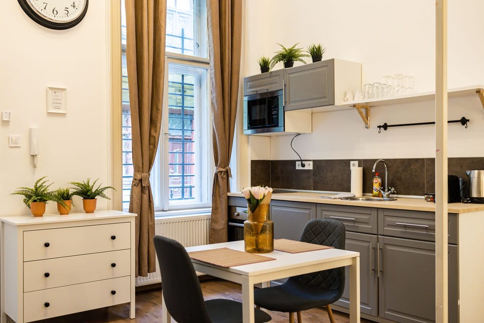 Comfort Apartment | Private kitchen | Mini-fridge, microwave, oven, stovetop