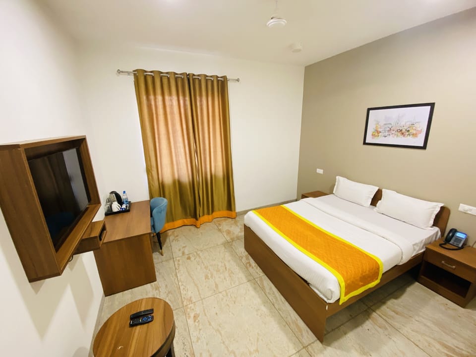 Superior Double Room, 1 Queen Bed, Non Smoking, Courtyard View | Down comforters, in-room safe, desk, laptop workspace