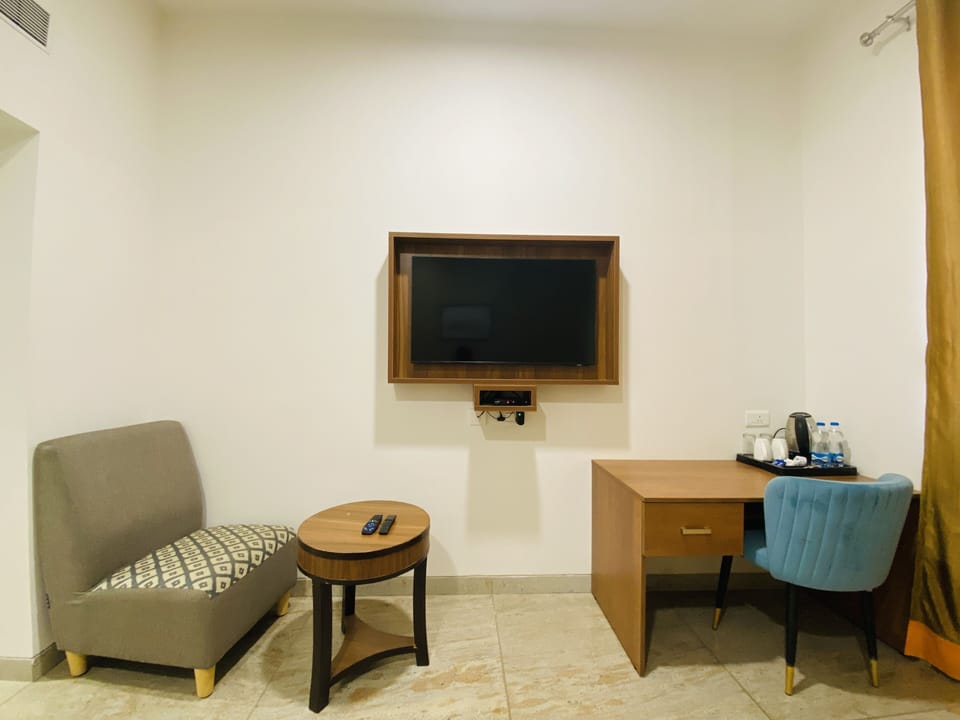 Superior Double Room, 1 Queen Bed, Non Smoking, Courtyard View | Down comforters, in-room safe, desk, laptop workspace