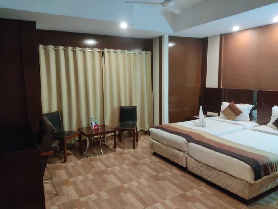 Deluxe Double Room | Soundproofing, iron/ironing board