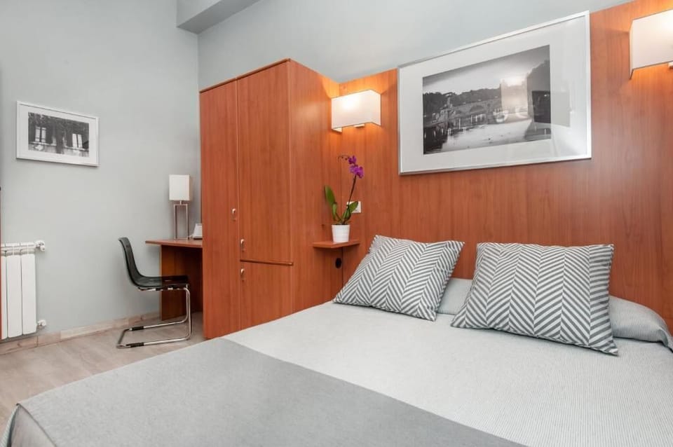 Comfort Double Room Single Use | Hypo-allergenic bedding, in-room safe, desk, laptop workspace