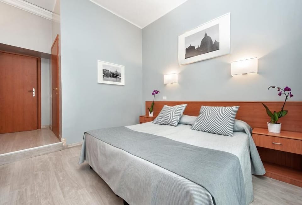 Hypo-allergenic bedding, in-room safe, desk, laptop workspace