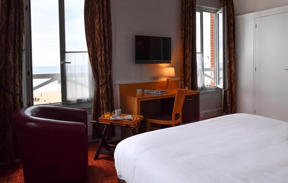 Double Room, Sea View | Desk