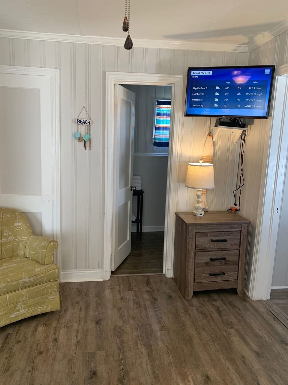 Flip Flop Cottages, 1 Bedroom, 1 Queen and 1 Twin Bed, 1 Bath with Front Porch | Living area | TV