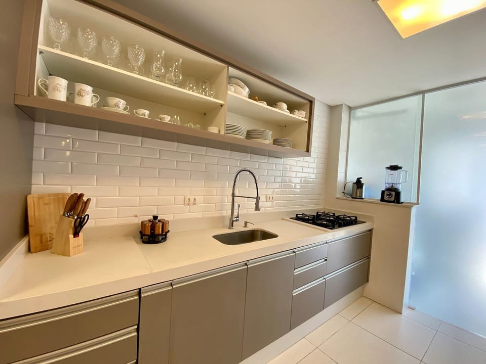 Deluxe Apartment | Private kitchen | Fridge, microwave, oven, cookware/dishes/utensils