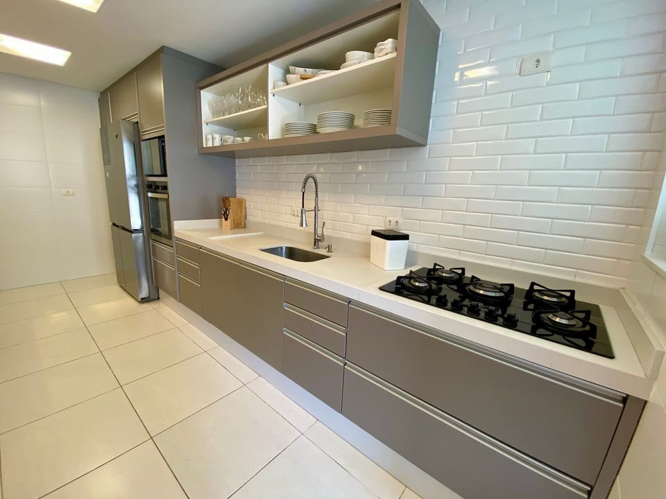 Deluxe Apartment | Private kitchen | Fridge, microwave, oven, cookware/dishes/utensils