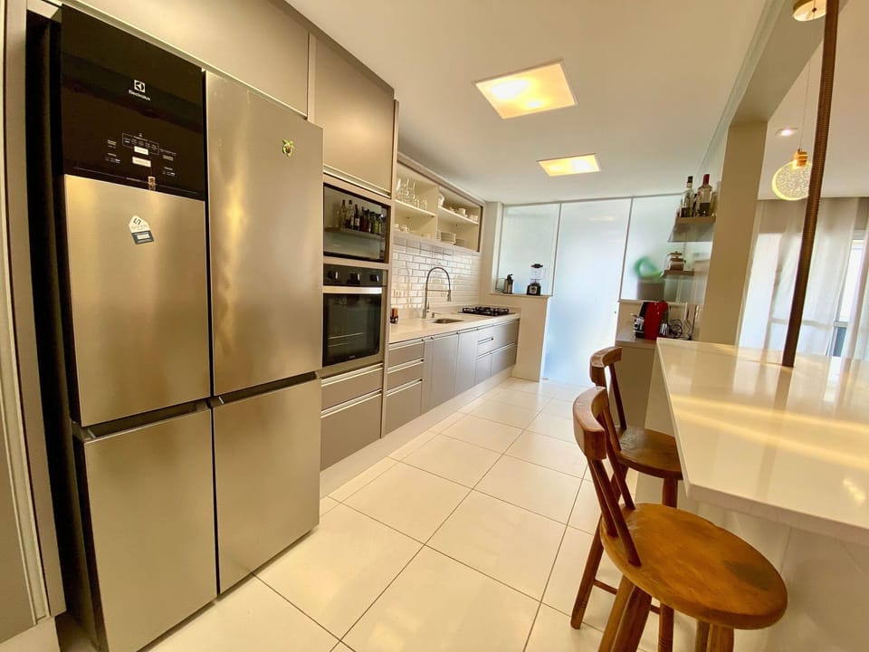 Deluxe Apartment | Private kitchen | Fridge, microwave, oven, cookware/dishes/utensils
