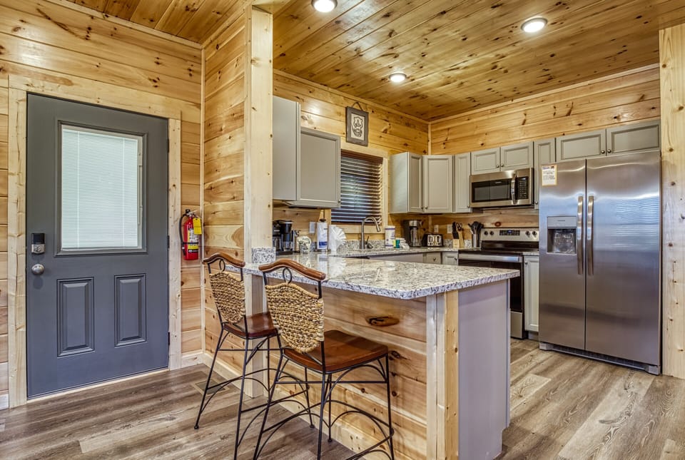 Wears Valley Cabin "Singing in the Smokies" - Bar top and fully furnished kitchen
