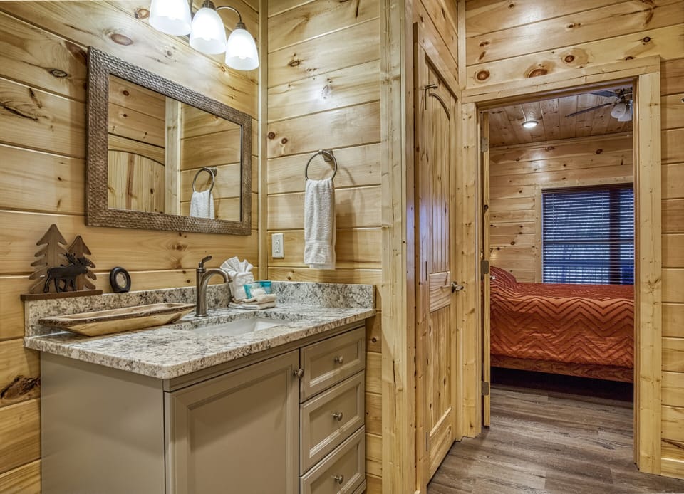 Cabin in Sevierville "Singing in the Smokies" - Main level bathroom with single vanity
