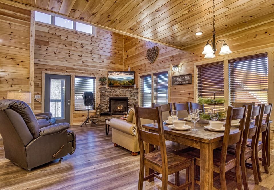 Cabin in the Smokies "Singing in the Smokies" - Dining area and living room