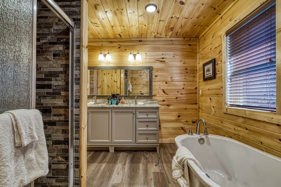 Smoky Mountain Chalet "Singing in the Smokies" - Upper level bathroom3 with spa soaking tub