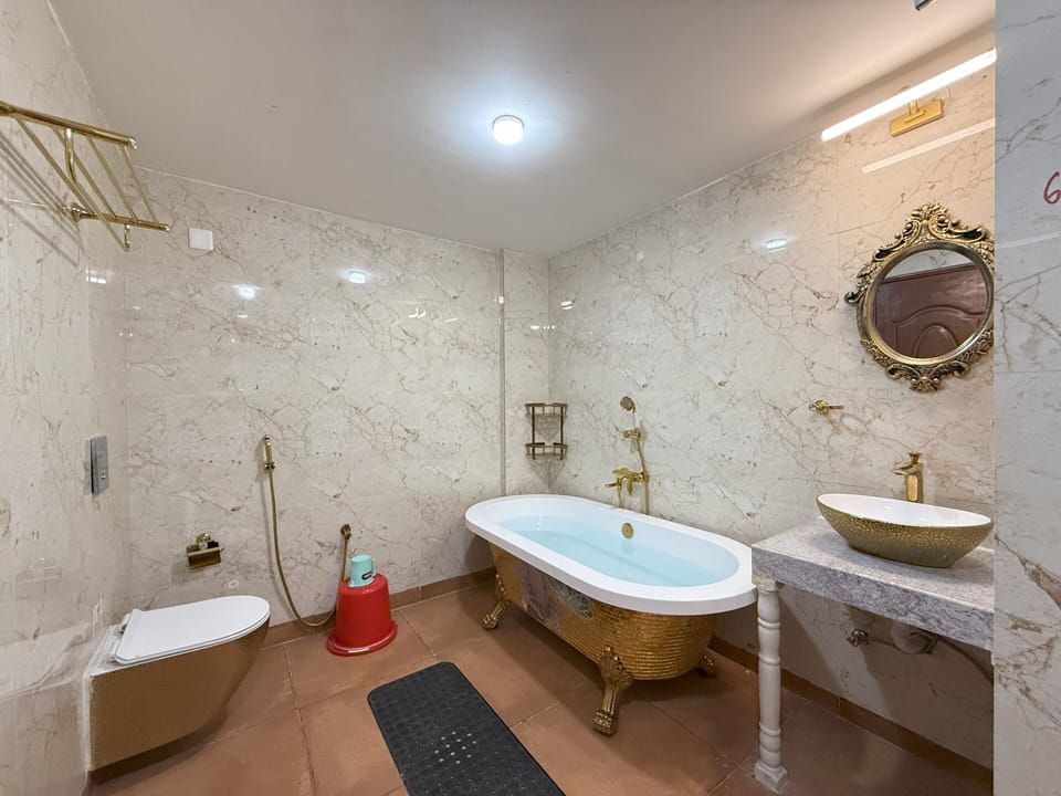 Presidential Suite, 1 King Bed with Sofa bed, Mountain View | Bathroom | Combined shower/tub, rainfall showerhead, free toiletries, towels