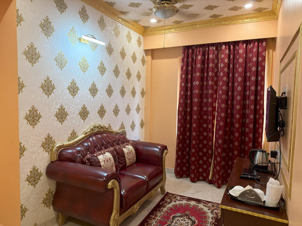 Presidential Suite, 1 King Bed with Sofa bed, Mountain View | Living area | 32-inch LED TV with cable channels