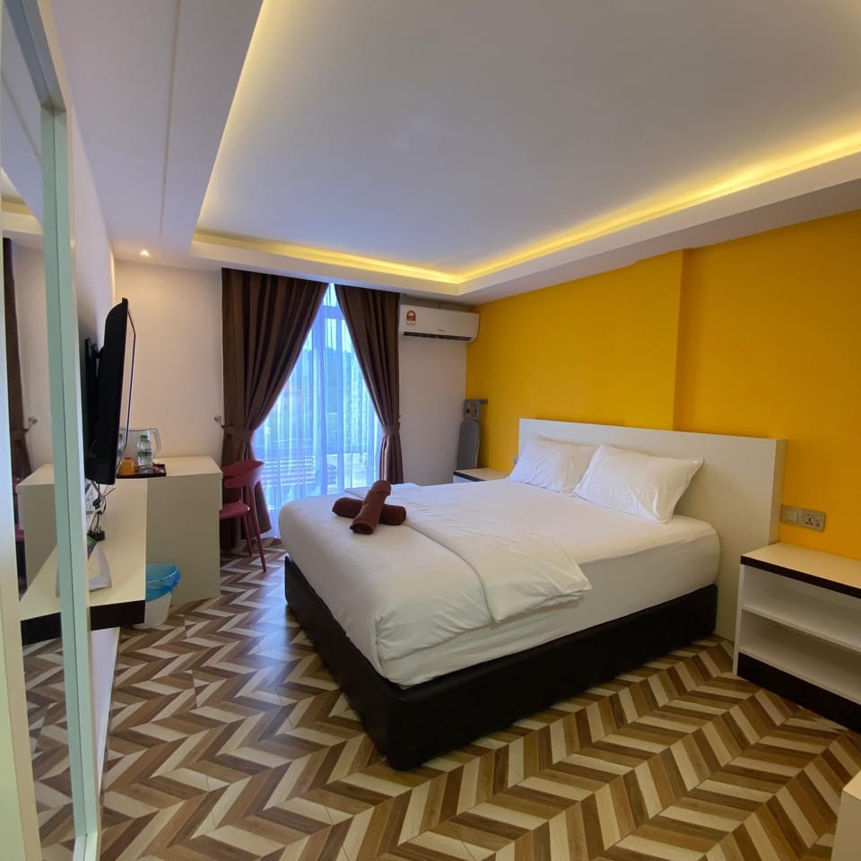 Room, 1 Queen Bed, Non Smoking | 1 bedroom, WiFi (free), bed sheets