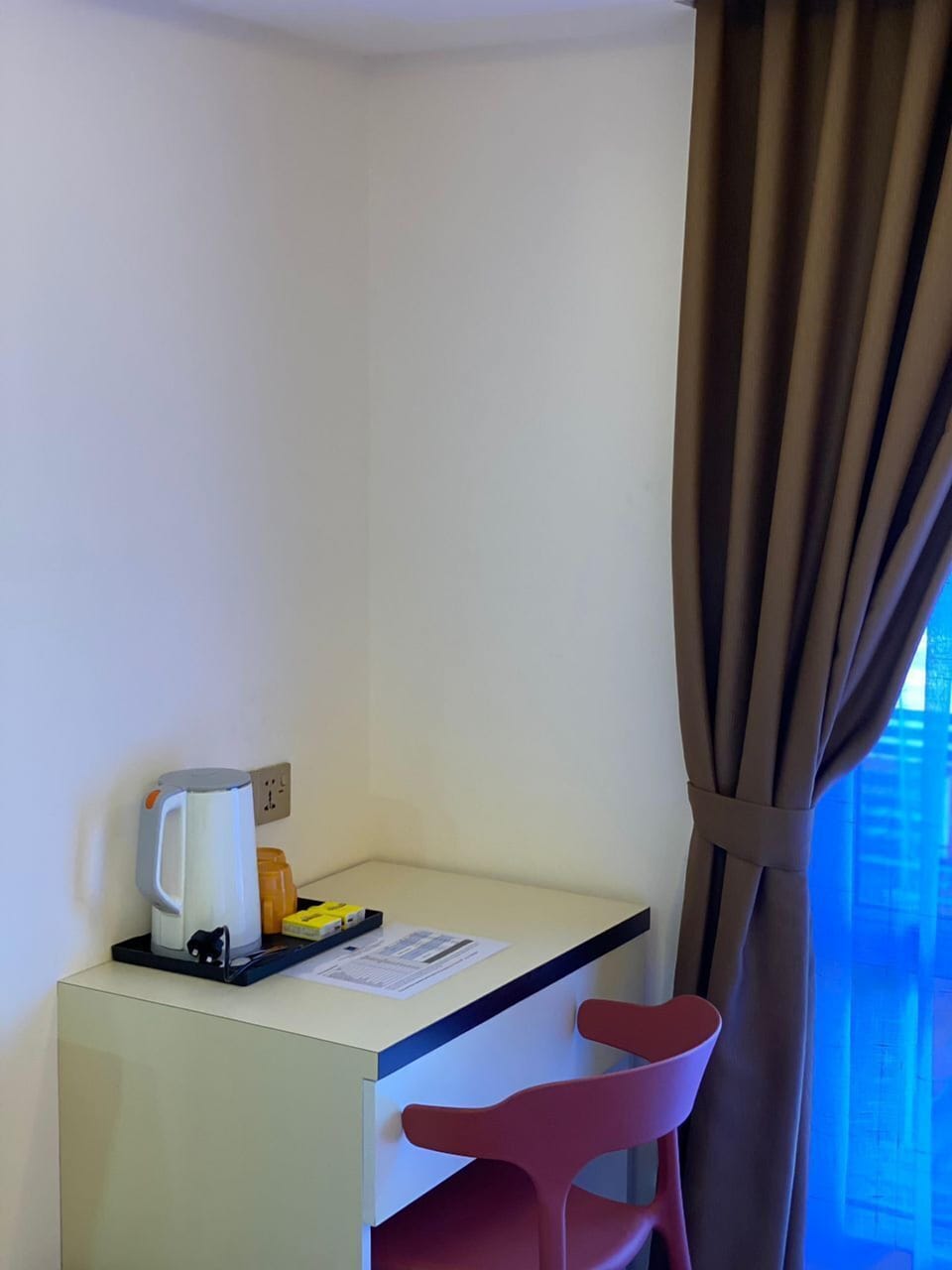 Room, 1 Queen Bed, Non Smoking | In-room dining