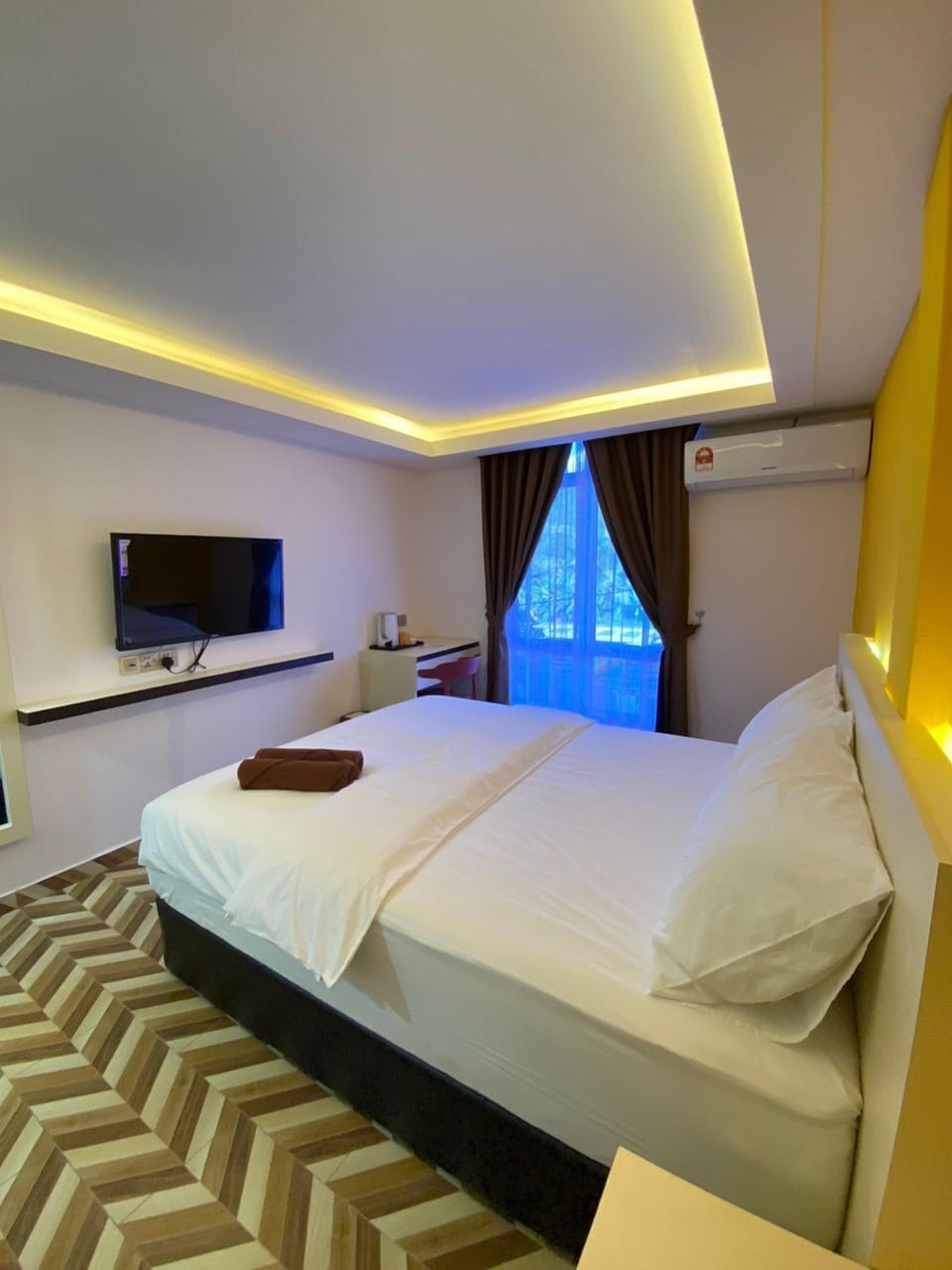 Room, 1 Queen Bed, Non Smoking | 1 bedroom, WiFi (free), bed sheets
