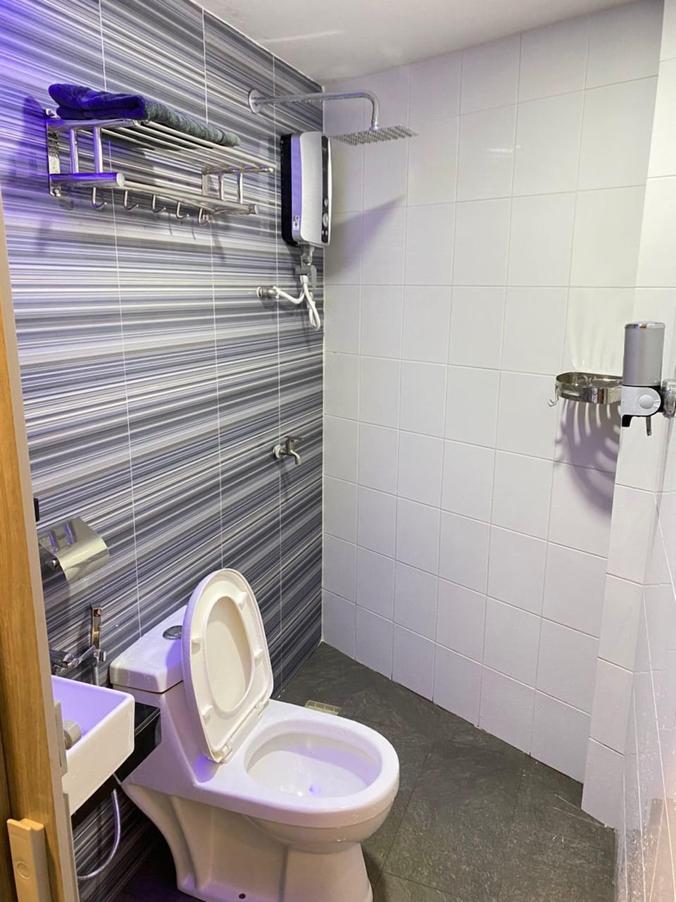 Room, 1 Queen Bed, Non Smoking | Bathroom | Hair dryer, bidet, towels
