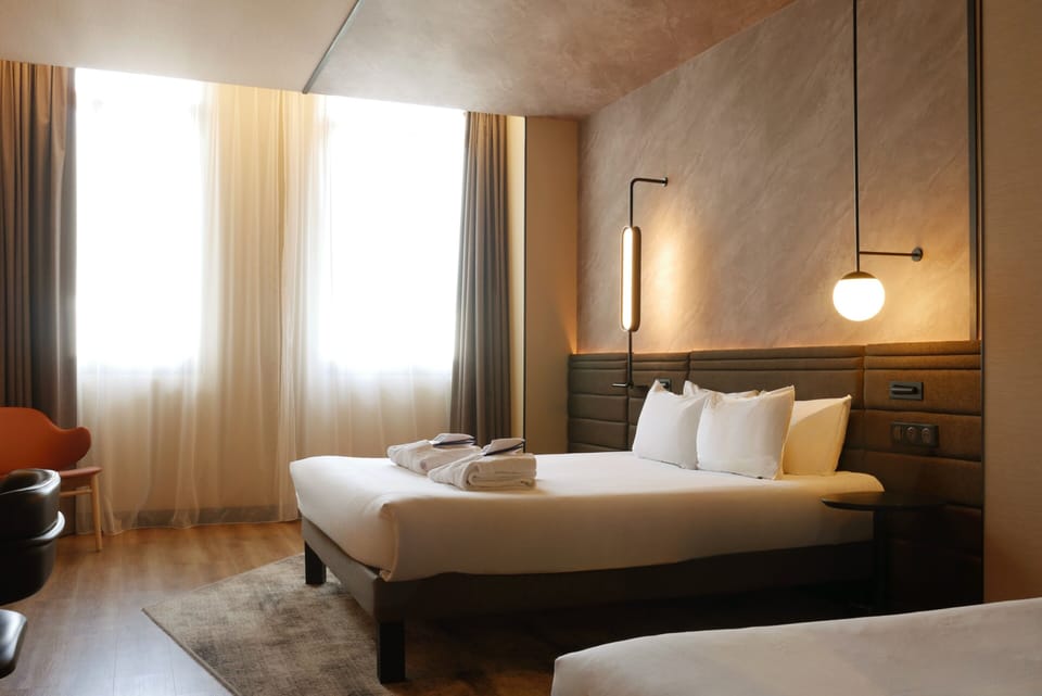 Executive Triple Room, 1 Queen Bed with Sofa bed | Premium bedding, memory foam beds, minibar, laptop workspace