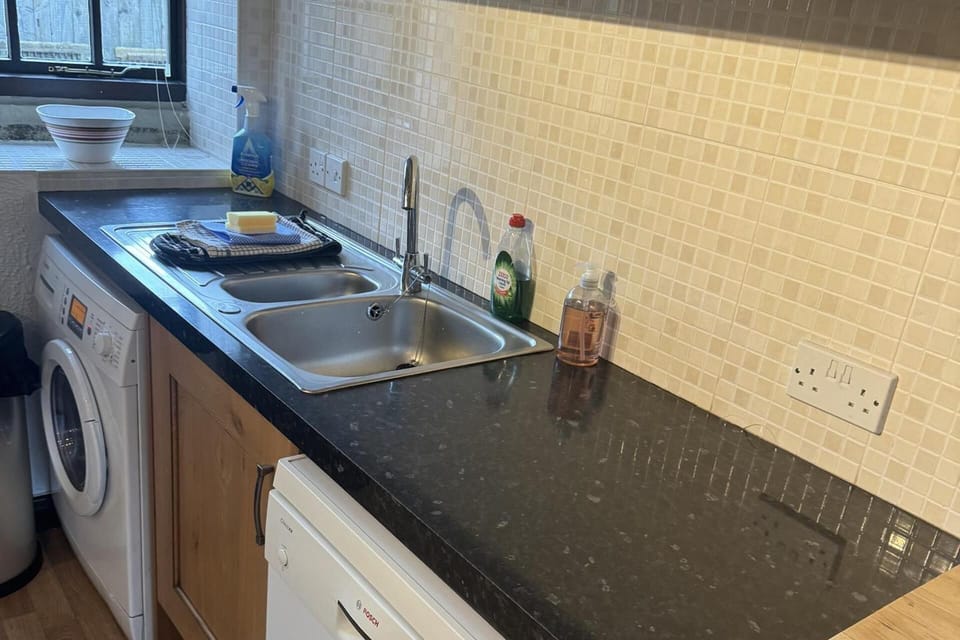 Cottage | Private kitchen | Fridge, microwave, oven, stovetop