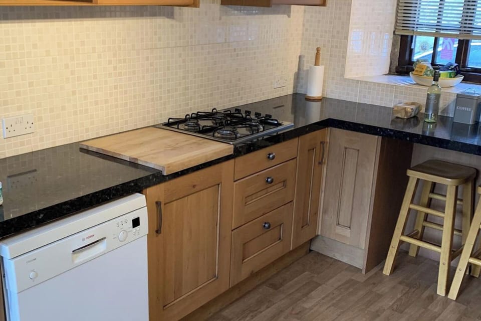 Cottage | Private kitchen | Fridge, microwave, oven, stovetop