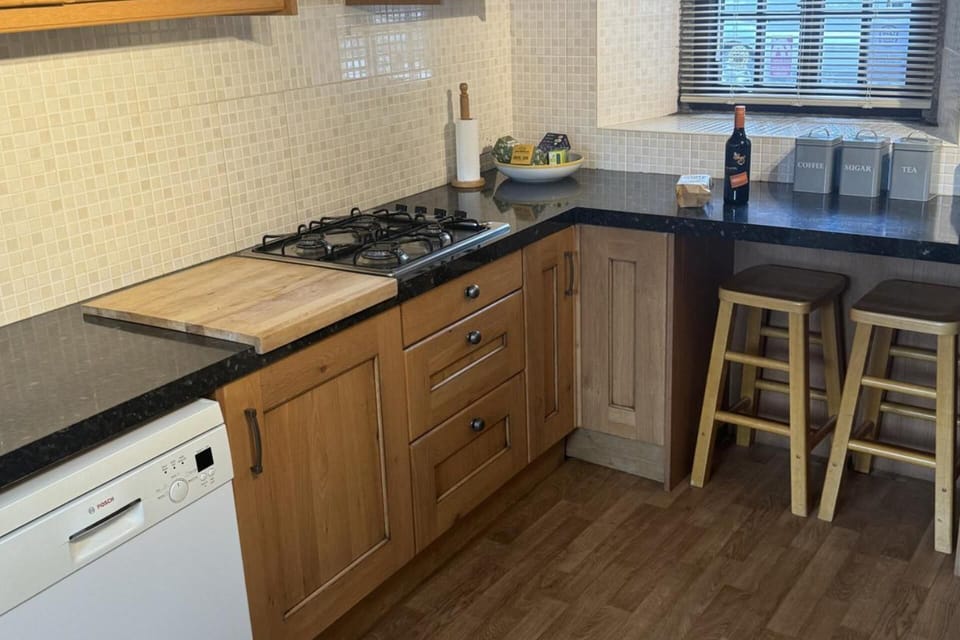 Cottage | Private kitchen | Fridge, microwave, oven, stovetop