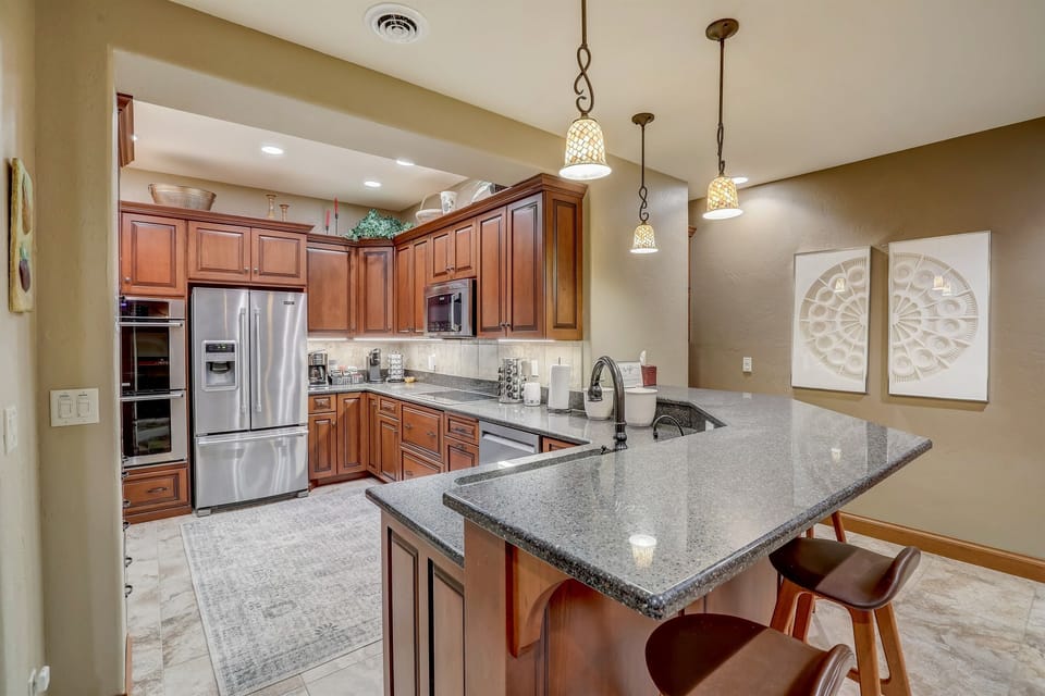 Additional Chef's kitchen in lower level!