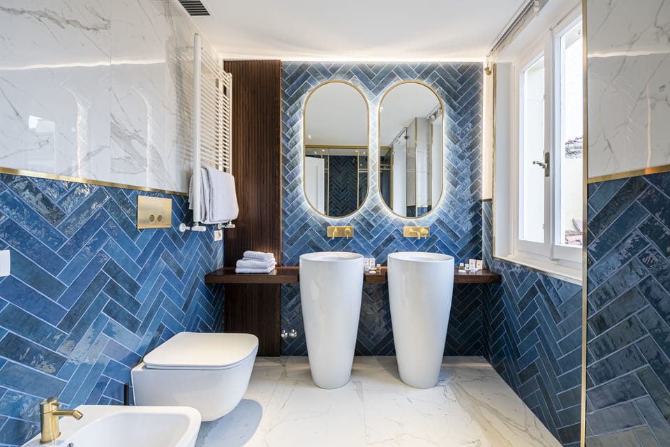 Studio Suite | Bathroom | Shower, free toiletries, hair dryer, slippers