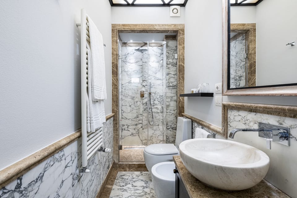 Deluxe Room | Bathroom | Shower, free toiletries, hair dryer, slippers