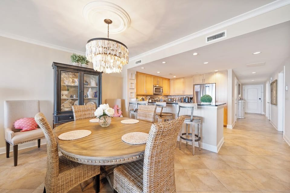 Warm and chic coastal décor throughout the whole home make us happy!