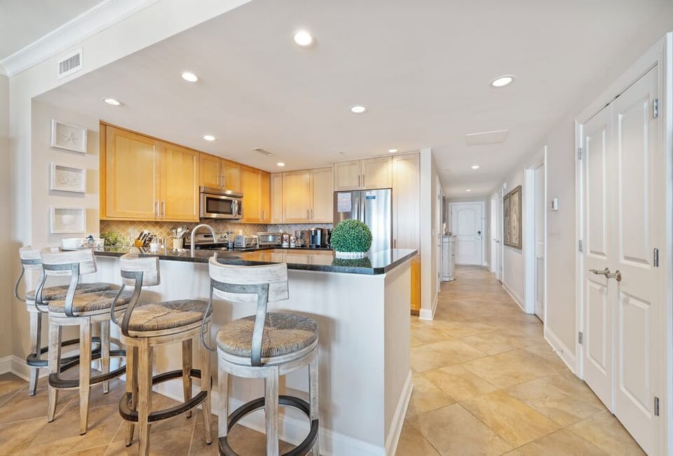 Grab a quick bite to eat before hitting the beach at this gorgeous granite breakfast bar.