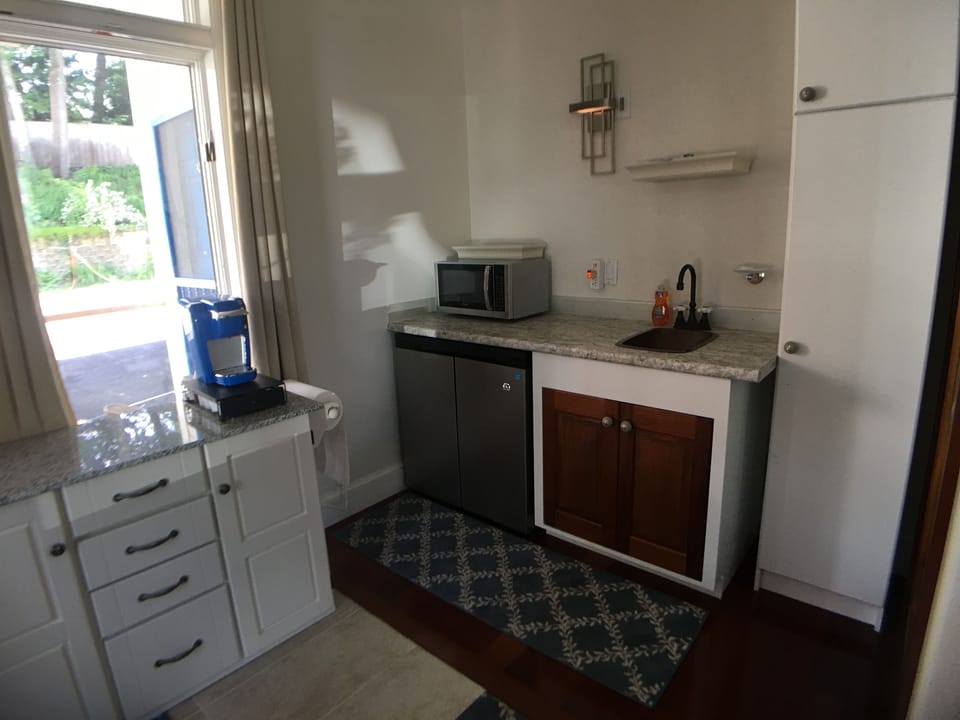 8 Tannery Suite, Red Door, 1st Floor, 1 King Bed, No Pets | Private kitchenette | Mini-fridge, microwave, coffee/tea maker