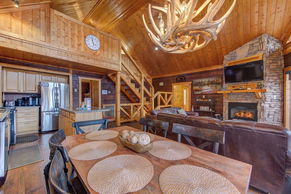 Cabin, Multiple Beds, Pool Access | Dining