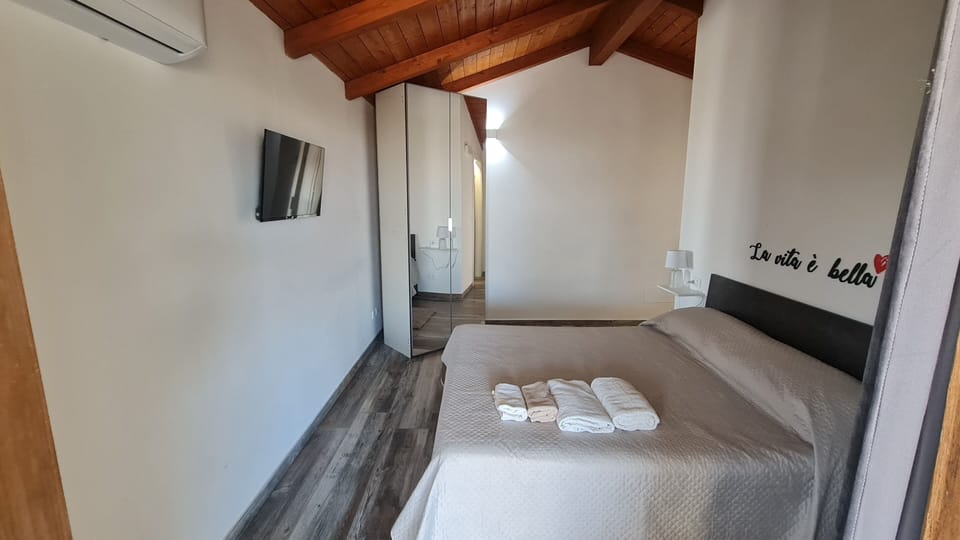 WiFi (free), bed sheets