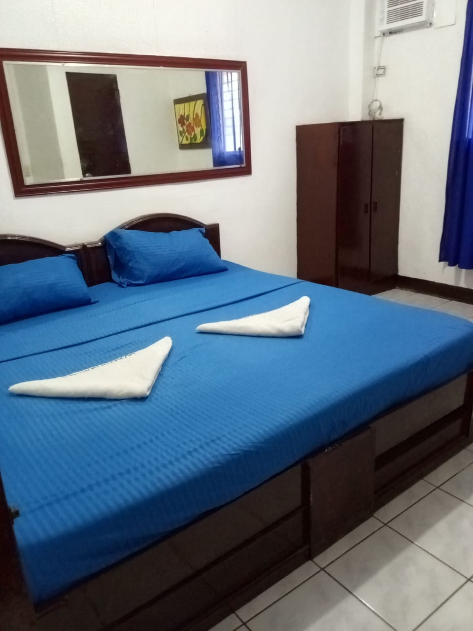 Honeymoon Suite | Desk, bed sheets