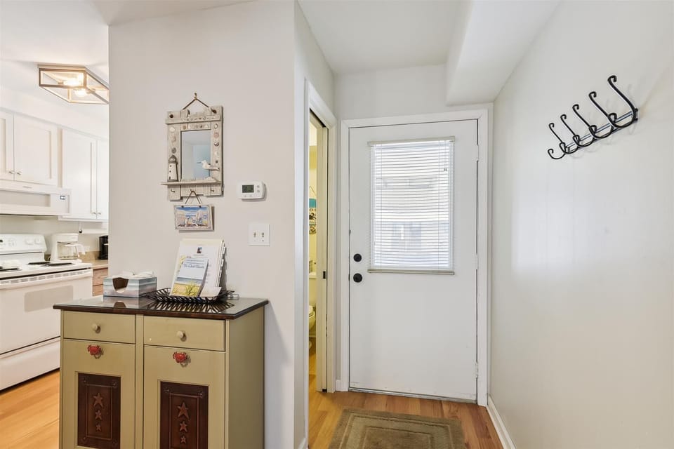 Step inside to your welcoming entryway with handy hooks for coats and a charming coastal vibe that sets the tone for your stay.