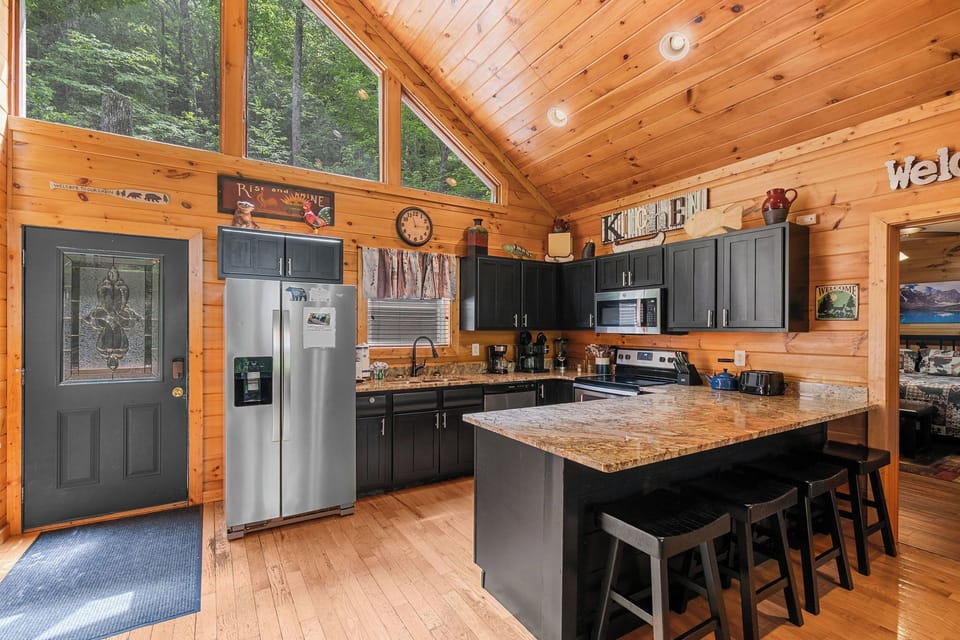 Cabin, Multiple Beds, Hot Tub | Private kitchen | Fridge, microwave, oven, stovetop